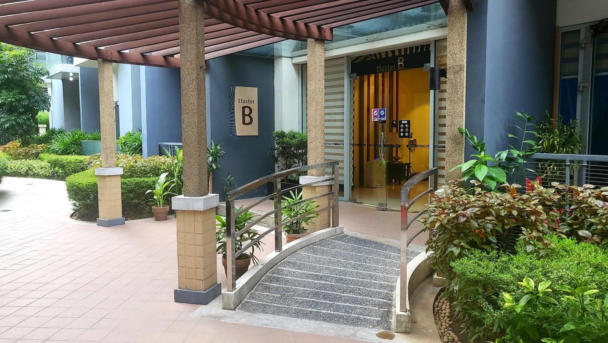 One Palm Tree Villas Condominium - Studio 7Th Fl With Balcony - Across Terminal 3 Airport 帕赛 外观 照片