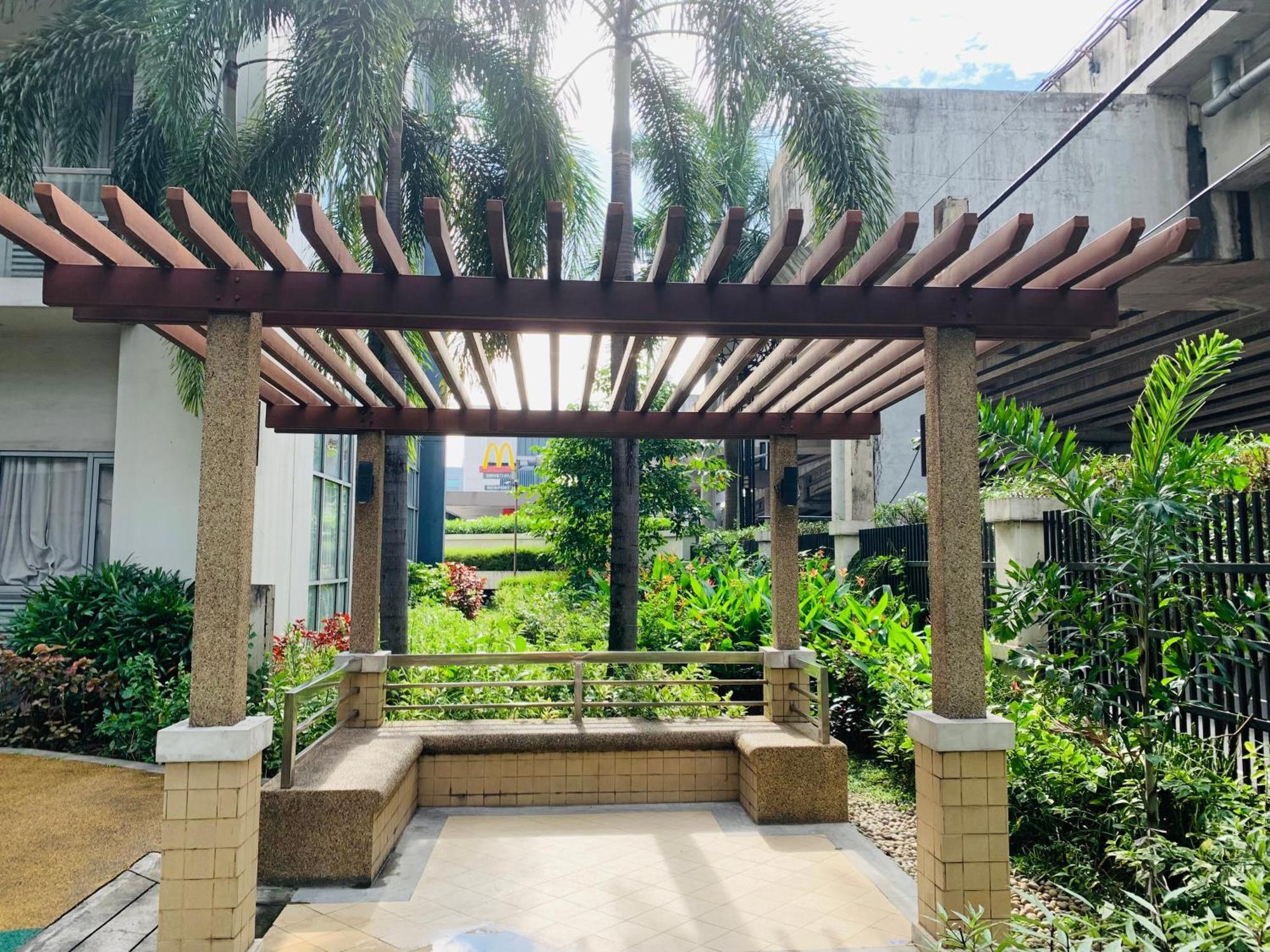 One Palm Tree Villas Condominium - Studio 7Th Fl With Balcony - Across Terminal 3 Airport 帕赛 外观 照片