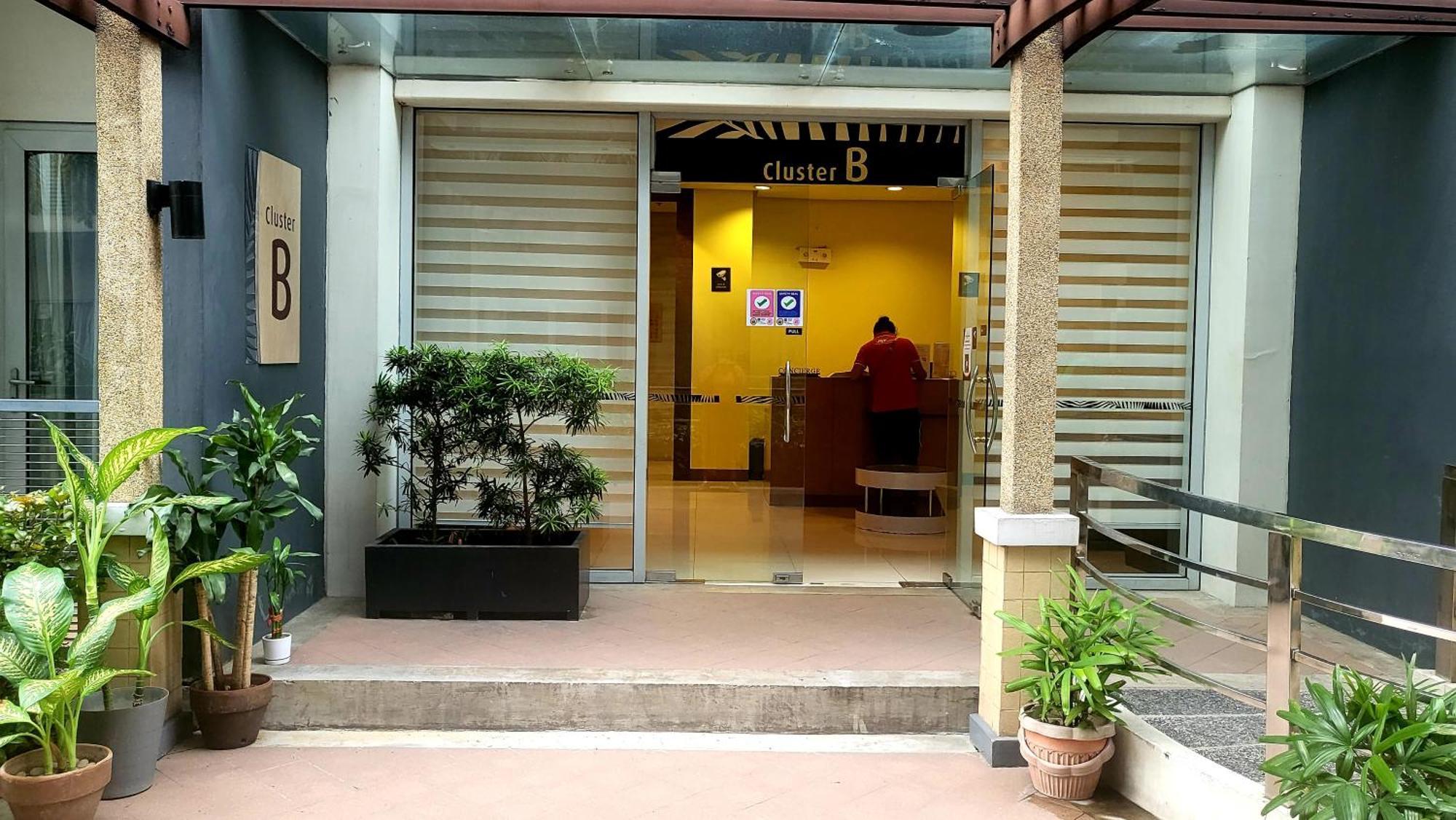 One Palm Tree Villas Condominium - Studio 7Th Fl With Balcony - Across Terminal 3 Airport 帕赛 外观 照片
