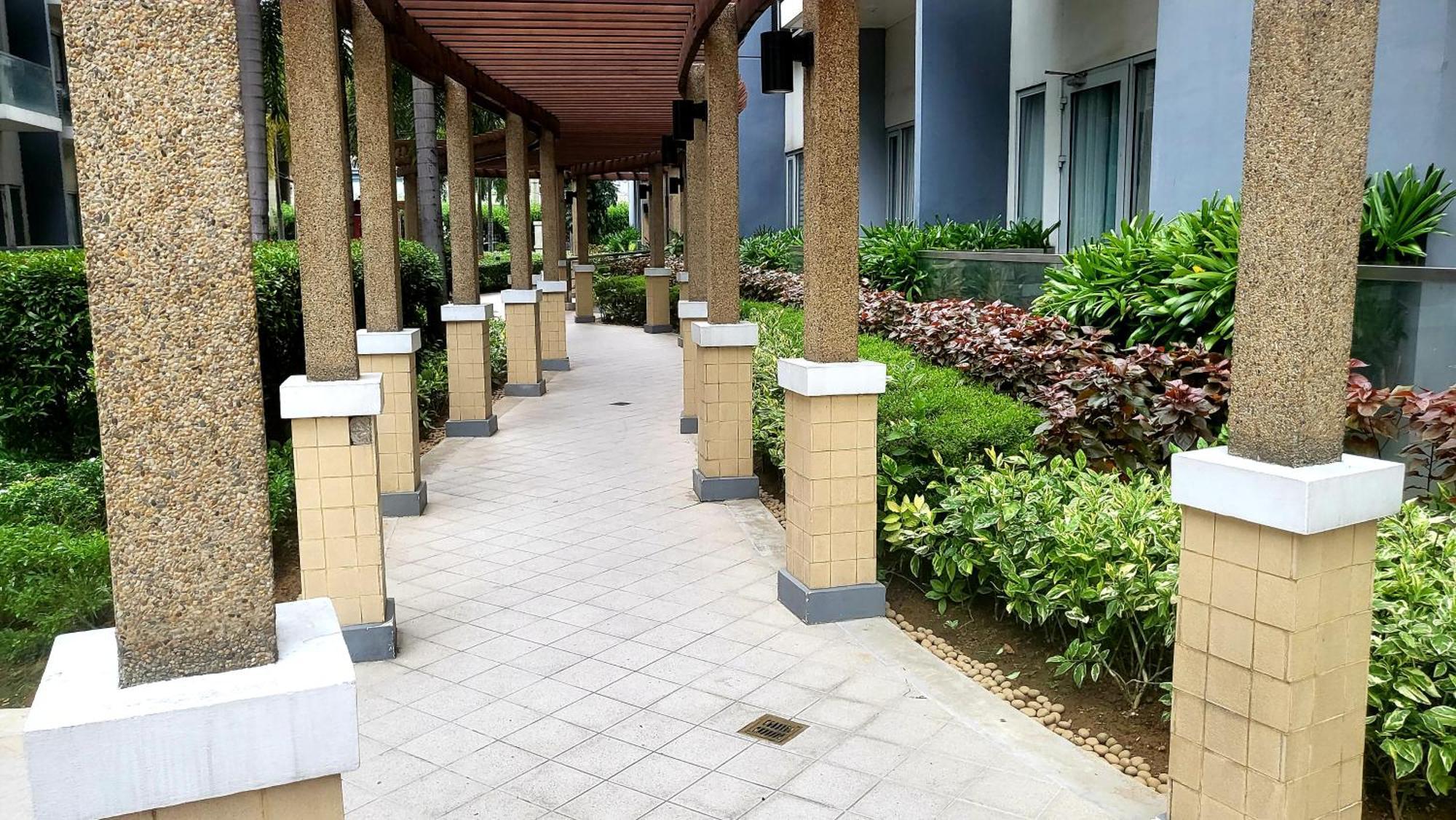 One Palm Tree Villas Condominium - Studio 7Th Fl With Balcony - Across Terminal 3 Airport 帕赛 外观 照片