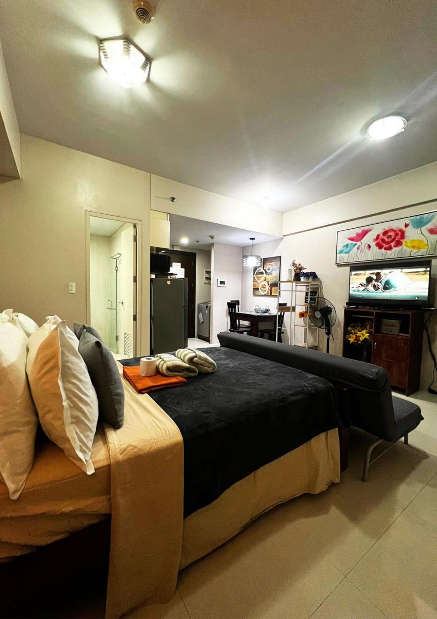 One Palm Tree Villas Condominium - Studio 7Th Fl With Balcony - Across Terminal 3 Airport 帕赛 外观 照片