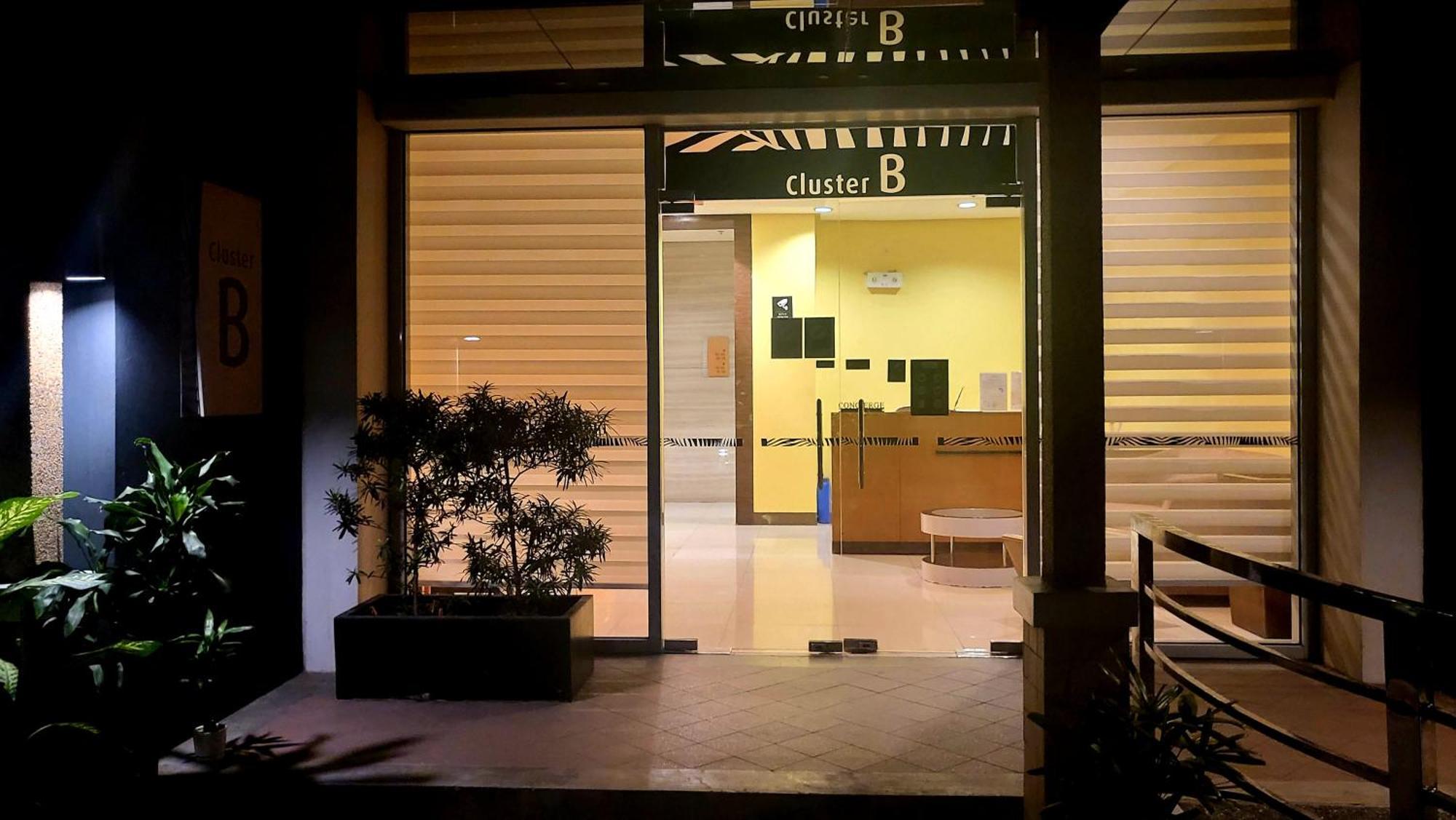 One Palm Tree Villas Condominium - Studio 7Th Fl With Balcony - Across Terminal 3 Airport 帕赛 外观 照片