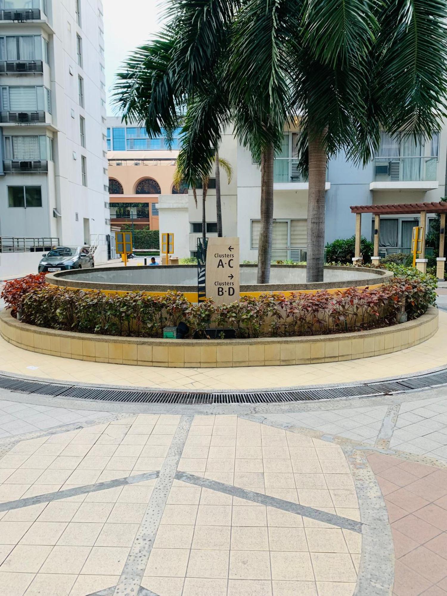 One Palm Tree Villas Condominium - Studio 7Th Fl With Balcony - Across Terminal 3 Airport 帕赛 外观 照片