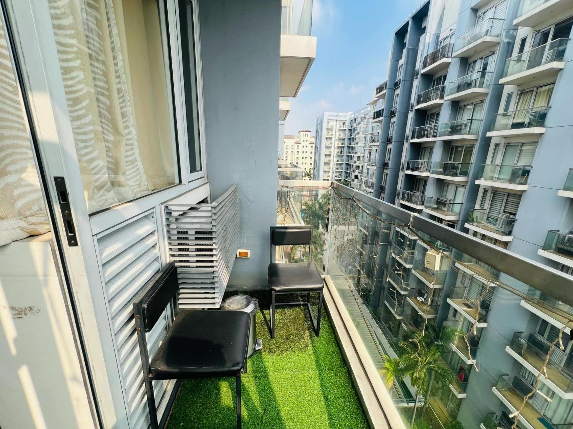 One Palm Tree Villas Condominium - Studio 7Th Fl With Balcony - Across Terminal 3 Airport 帕赛 外观 照片