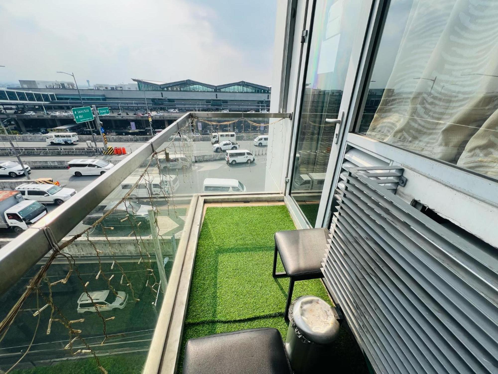 One Palm Tree Villas Condominium - Studio 7Th Fl With Balcony - Across Terminal 3 Airport 帕赛 外观 照片