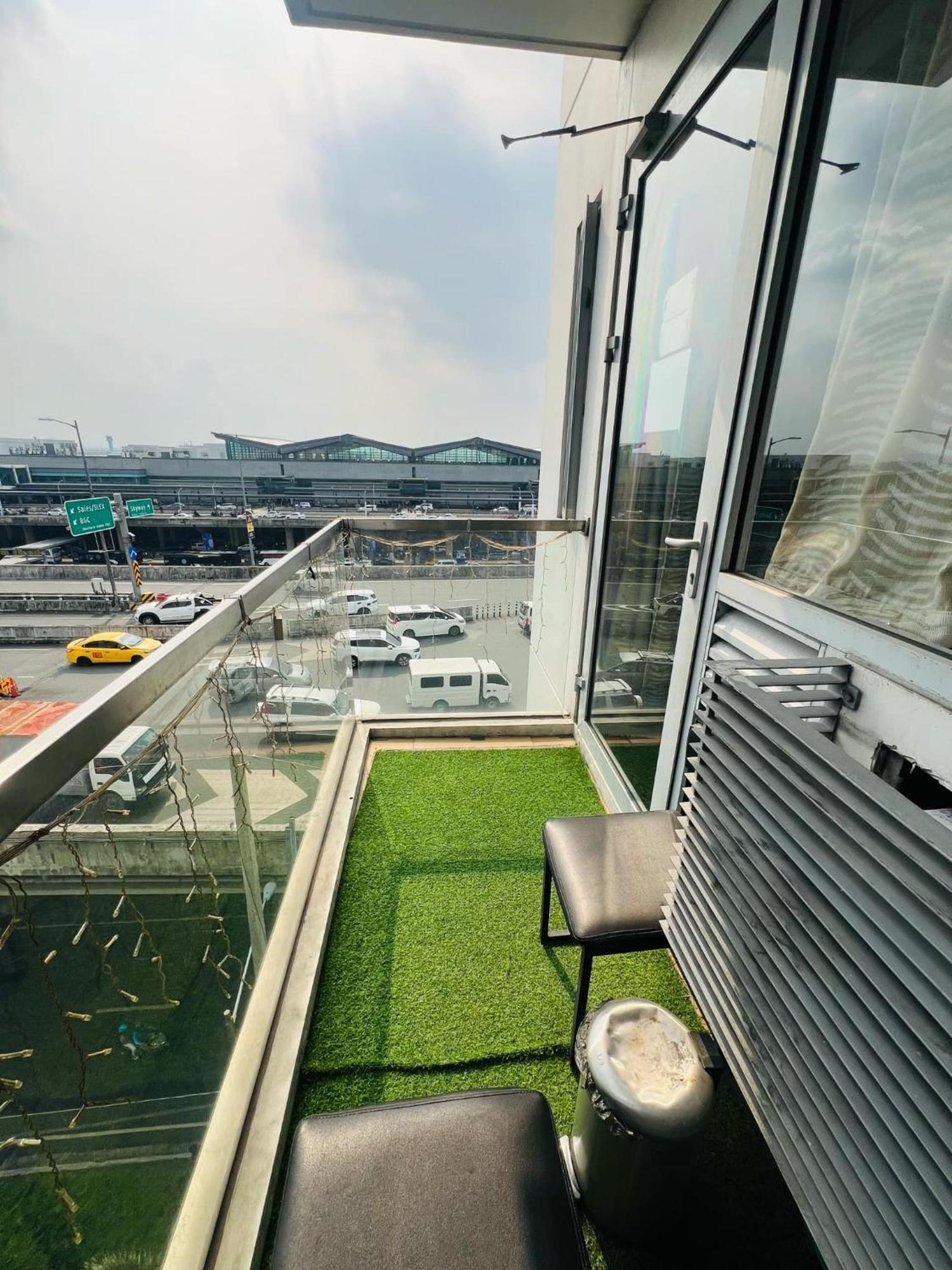 One Palm Tree Villas Condominium - Studio 7Th Fl With Balcony - Across Terminal 3 Airport 帕赛 外观 照片