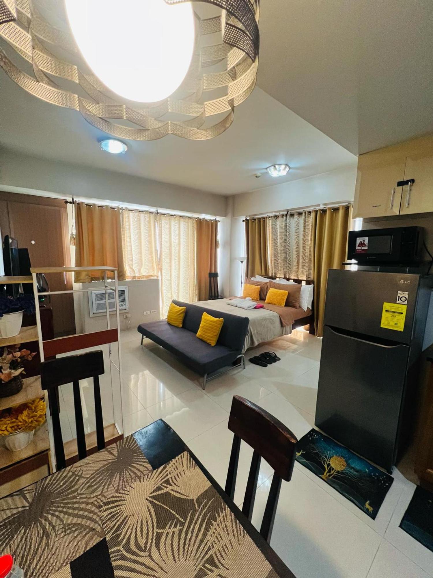 One Palm Tree Villas Condominium - Studio 7Th Fl With Balcony - Across Terminal 3 Airport 帕赛 外观 照片