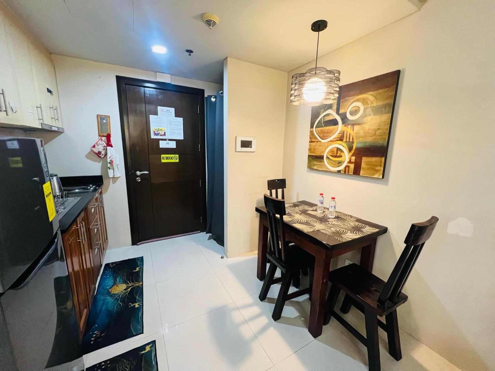 One Palm Tree Villas Condominium - Studio 7Th Fl With Balcony - Across Terminal 3 Airport 帕赛 外观 照片