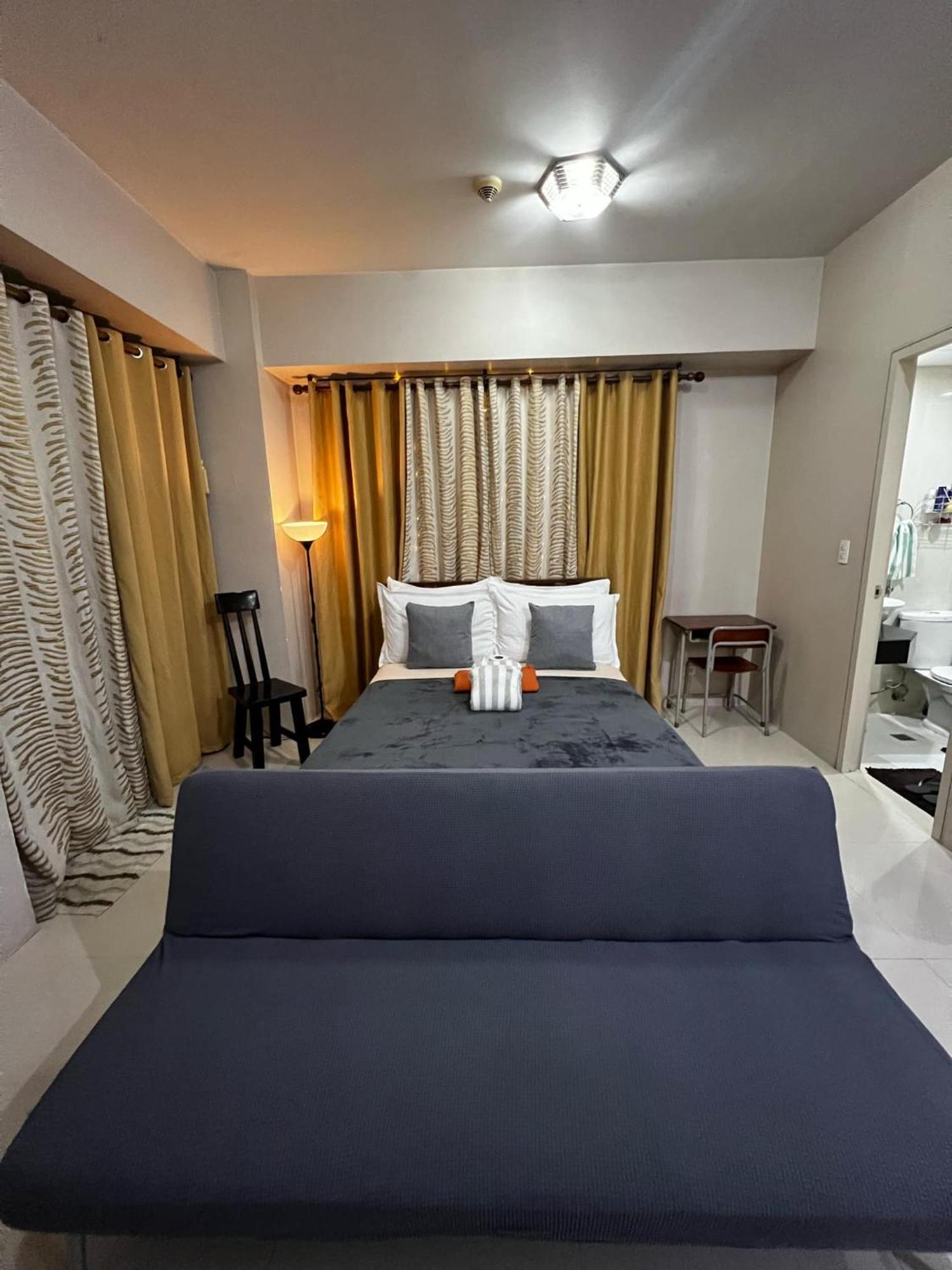 One Palm Tree Villas Condominium - Studio 7Th Fl With Balcony - Across Terminal 3 Airport 帕赛 外观 照片